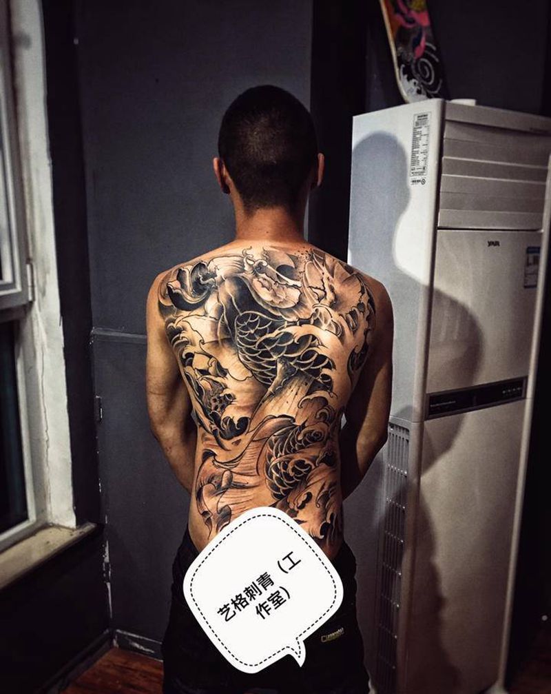 遮盖鱼纹身图片_背部纹身图案