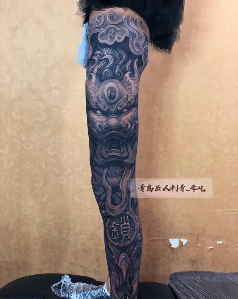 石雕盘龙腿纹身图片_腿部新传统欧美写实石雕龙纹身图案