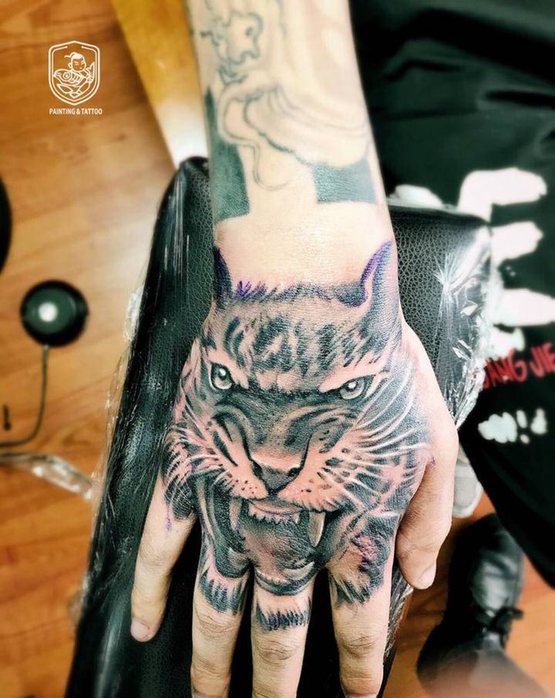 小老虎纹身图片_手部欧美写实纹身图案