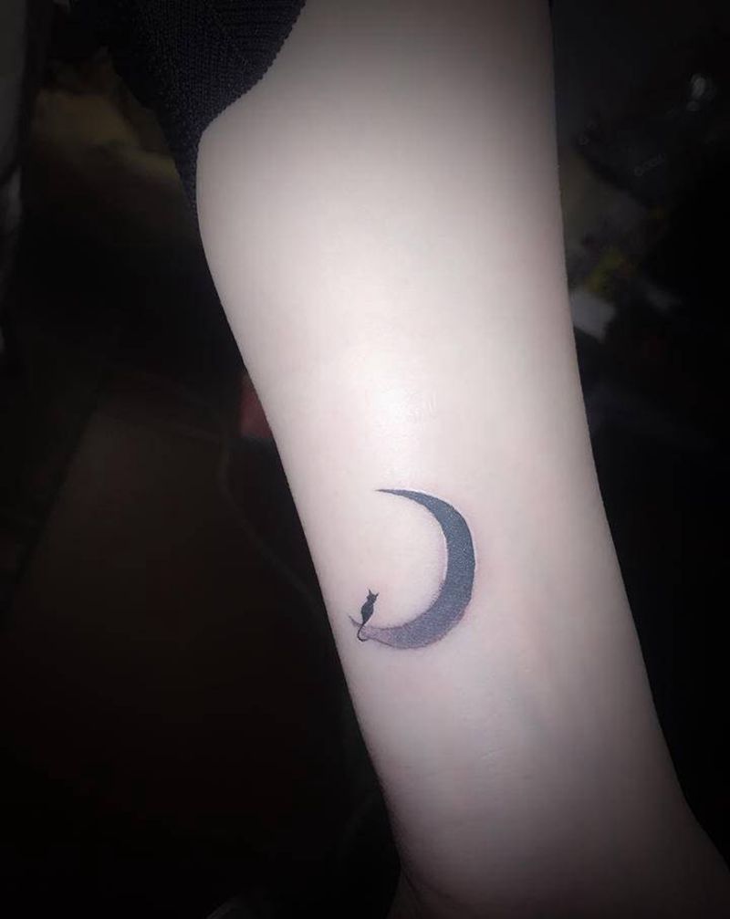 月上猫纹身图片_手臂纹身图案
