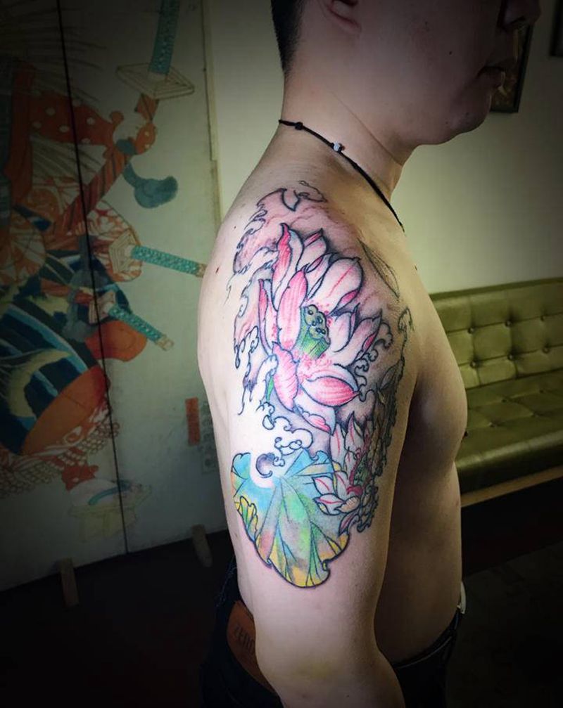 大臂荷花纹身图片_肩部纹身图案