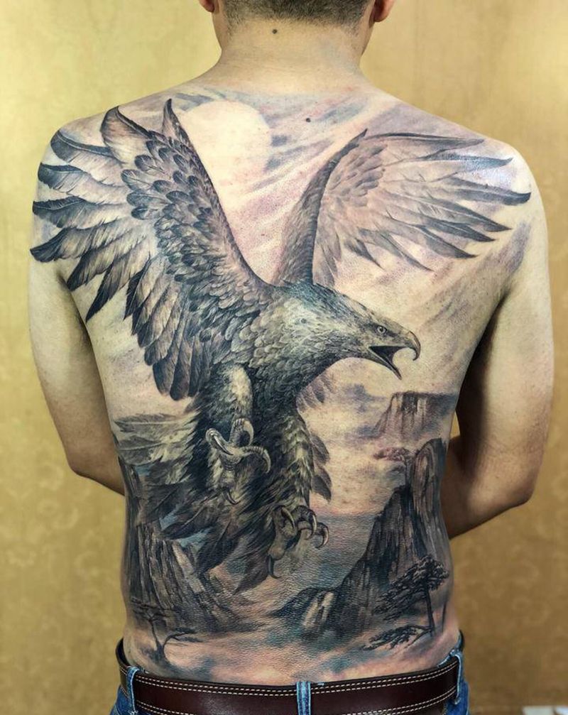 鹏程万里纹身图片_背部新传统欧美写实鹰纹身图案