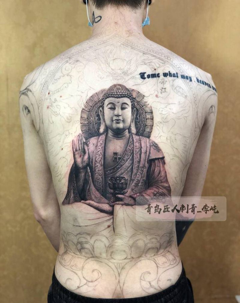 石雕燃灯古佛纹身图片_背部新传统欧美写实石雕纹身图案