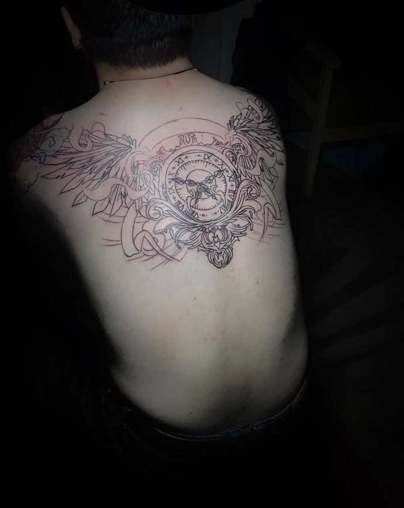 后背时间轮回翅膀纹身图片_背部纹身图案