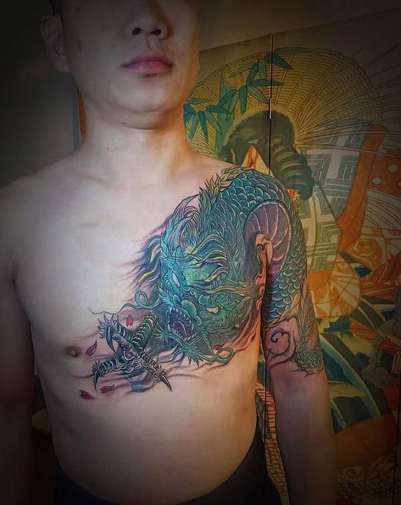 重彩暴力遮盖黑龙纹身图片_胸部手臂纹身图案