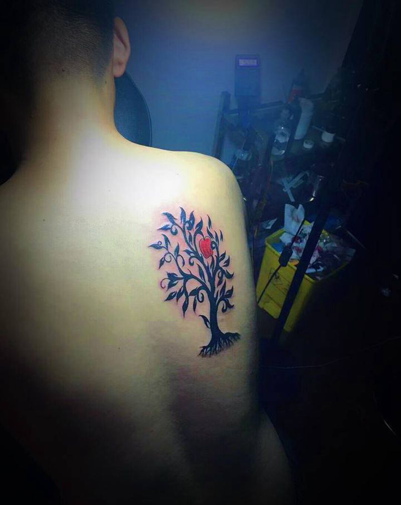 据说是当年砸到牛顿的苹果树纹身图片_背部纹身图案