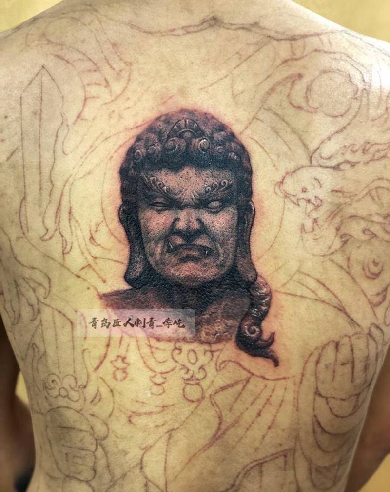 石雕不动明王纹身图片_背部新传统欧美写实石雕不动明王纹身图案