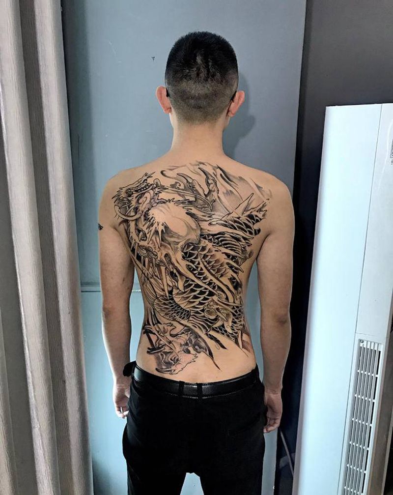 龙纹身图片_背部纹身图案