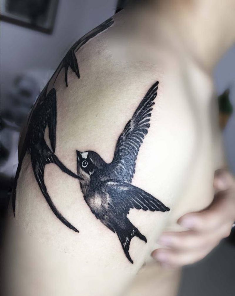 小燕子纹身纹身图片_肩部背部新传统欧美写实纹身图案