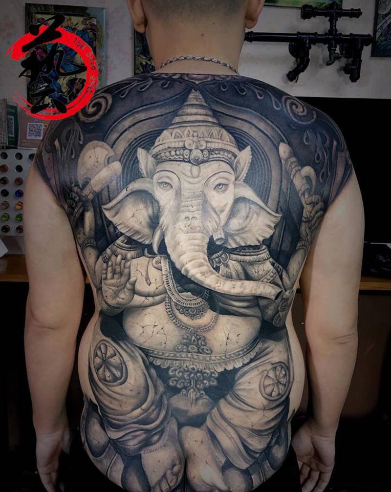 象神纹身图片_背部欧美写实纹身图案