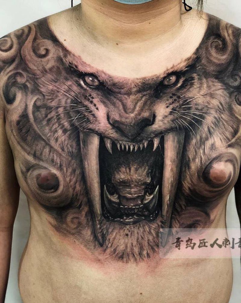剑齿虎 花胸纹身图片_胸部欧美写实新传统剑齿虎花胸纹身图案