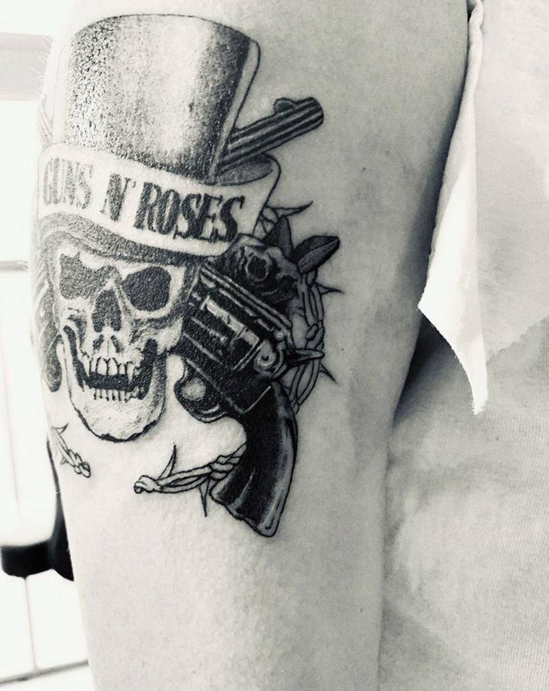 枪与玫瑰纹身图片_手臂欧美写实纹身图案