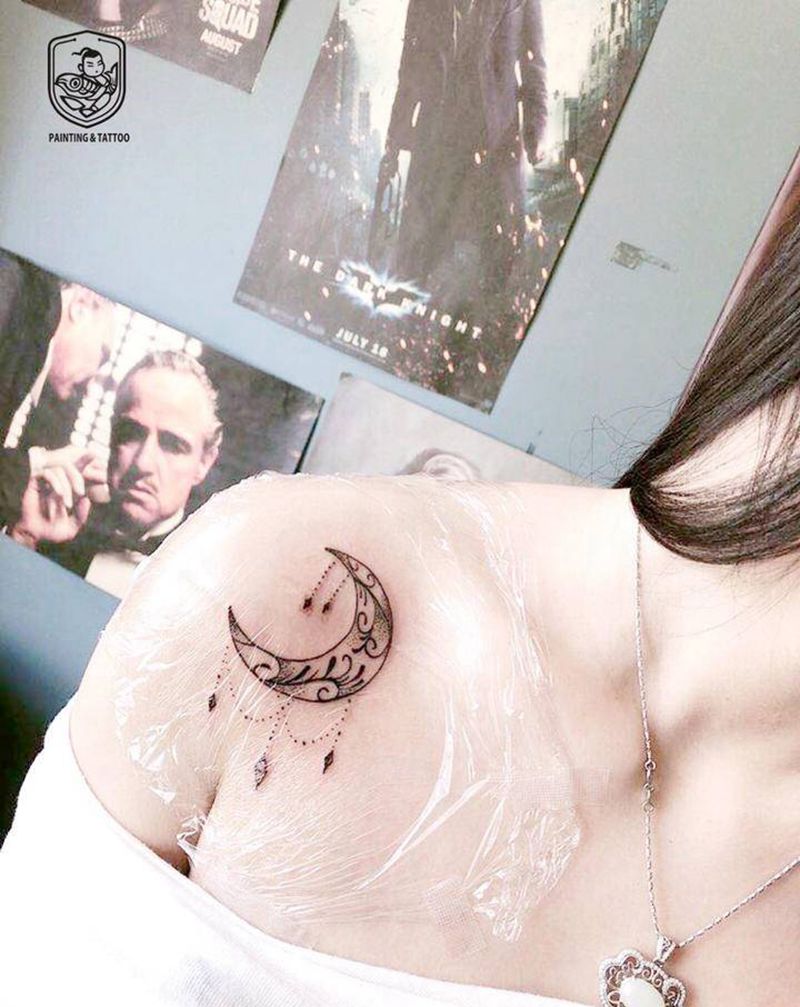 月亮纹身图片_肩部点刺几何月亮纹身图案