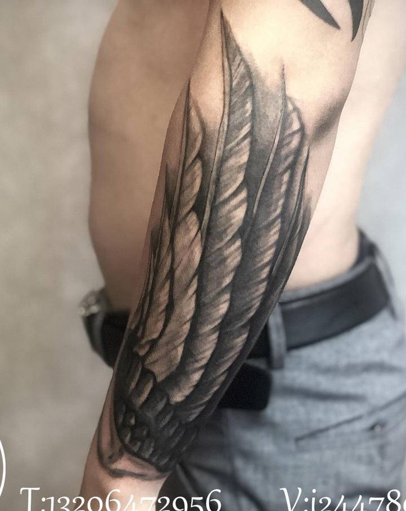 手绘翅膀纹身图片_手臂欧美写实翅膀纹身图案