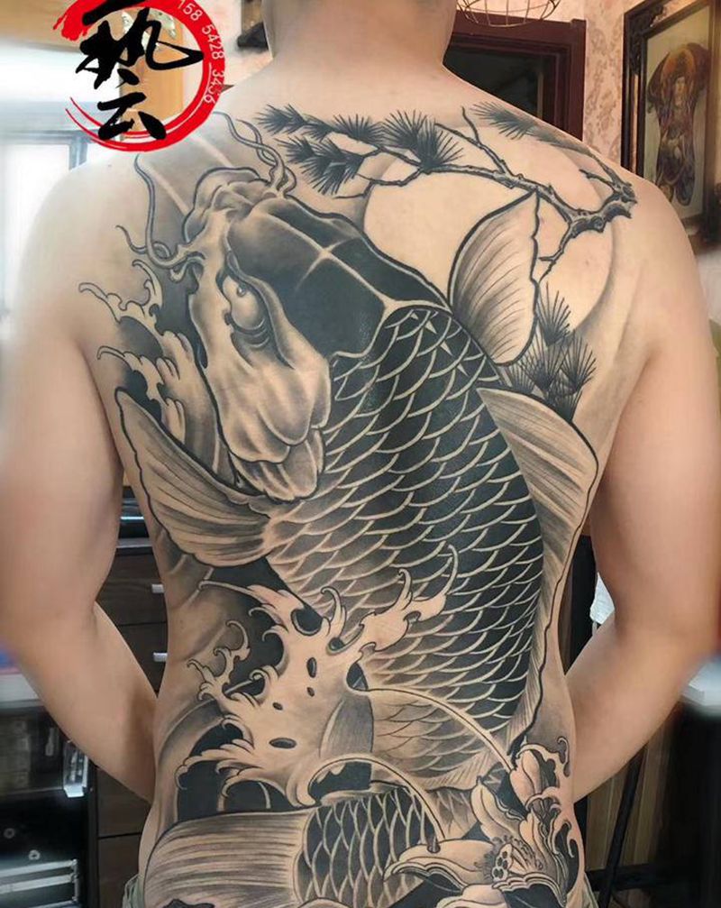 锦鲤纹身图片_背部新传统锦鲤纹身图案