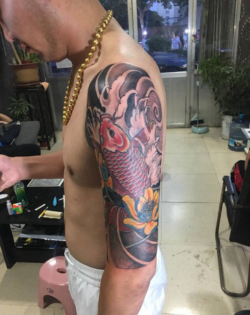 大臂鲤鱼纹身图片_老传统纹身图案