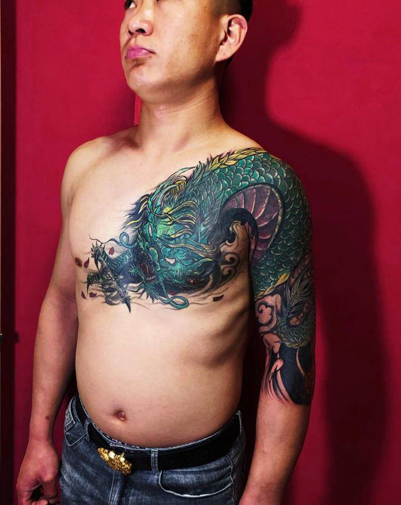 暴力遮盖过肩带鱼纹身图片_胸部手臂纹身图案