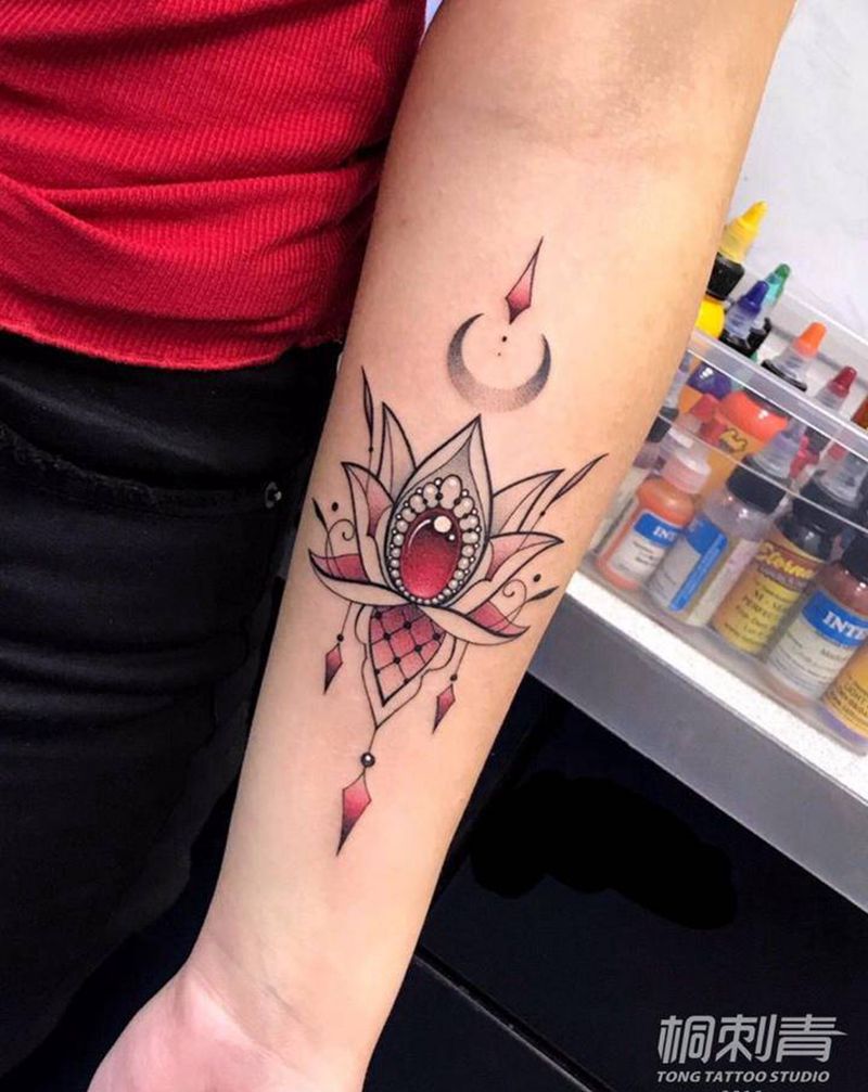 闪耀纹身图片_手臂欧美写实纹身图案