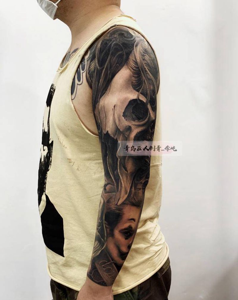 欧美花臂纹身图片_手臂肩部欧美写实新传统欧美羊小丑纹身图案