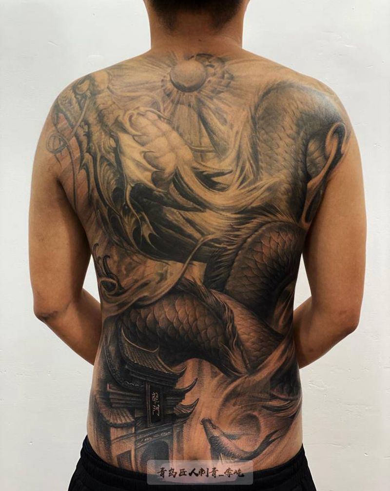 龙门3纹身图片_背部新传统欧美写实龙龙门鱼跃龙门纹身图案