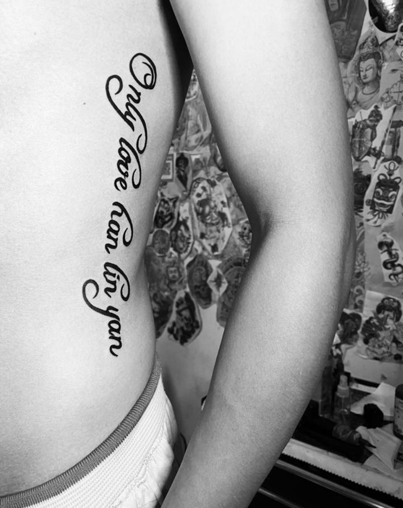 侧腰字母纹身花体字纹身纹身图片_腰部图腾花体字纹身图案