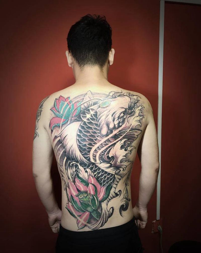 满背鱼纹身图片_背部纹身图案