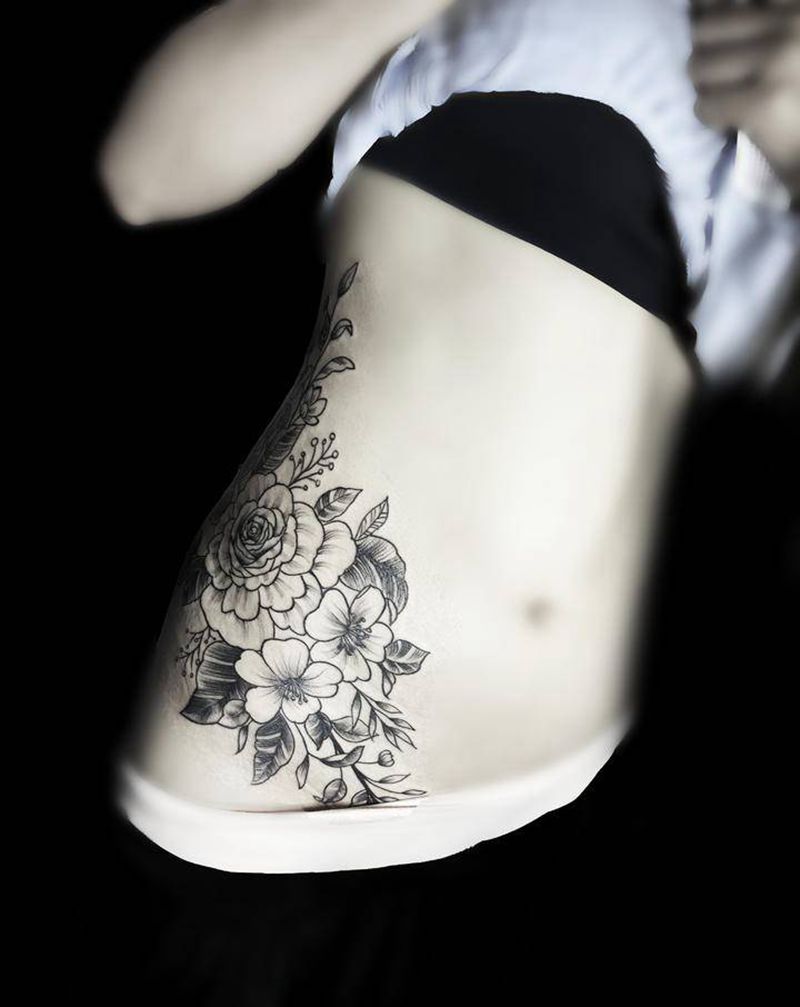 女生侧腰素花纹身青岛即墨纹身纹身图片_腰部腹部新传统小清新线条纹身图案