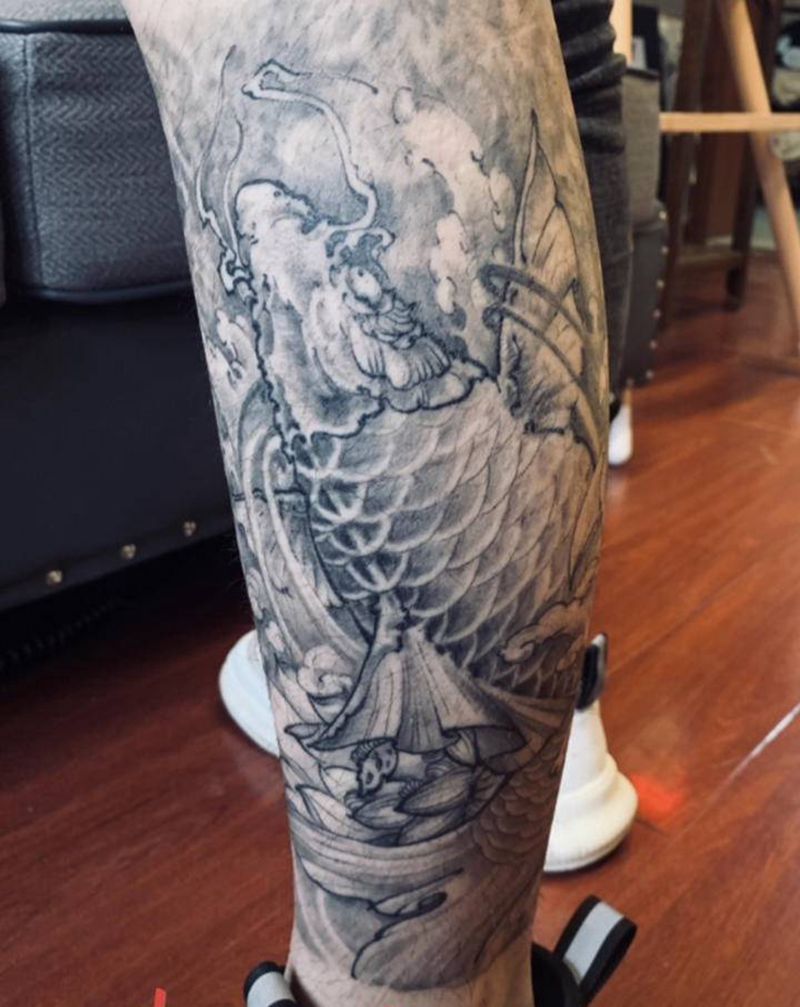 鱼纹身图片_腿部新传统纹身图案