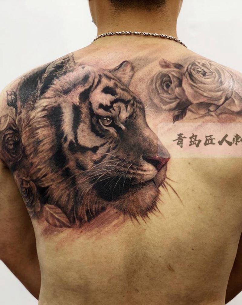 后背 虎纹身图片_背部欧美写实新传统虎纹身图案
