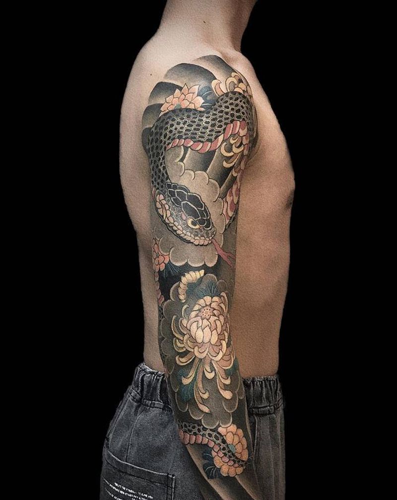 蛇与菊花纹身图片_手臂老传统蛇日式花臂纹身图案
