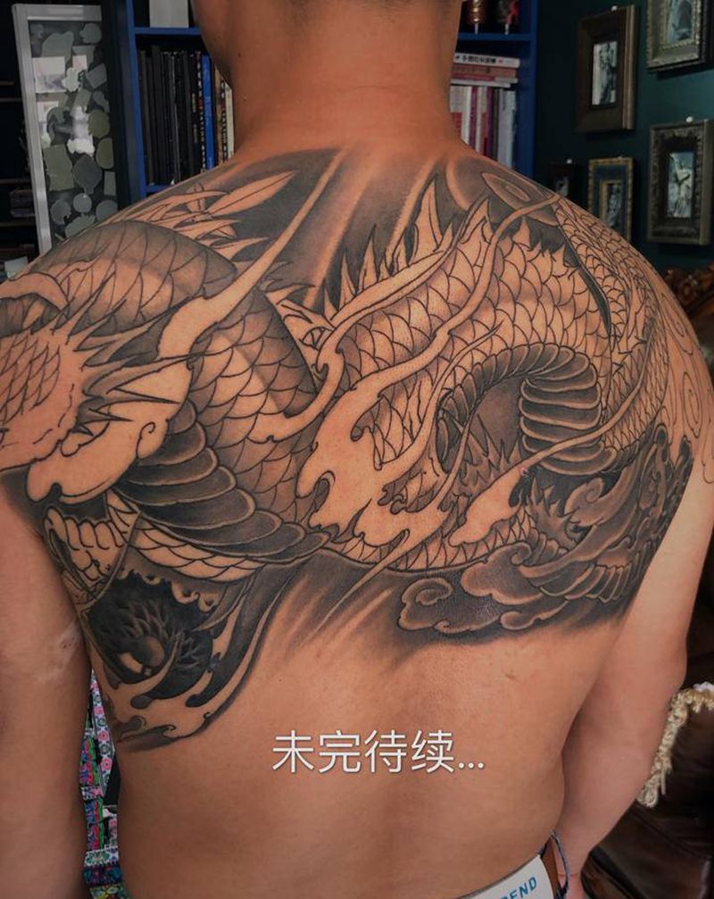 过肩龙,未完待续…纹身图片_背部新传统纹身图案