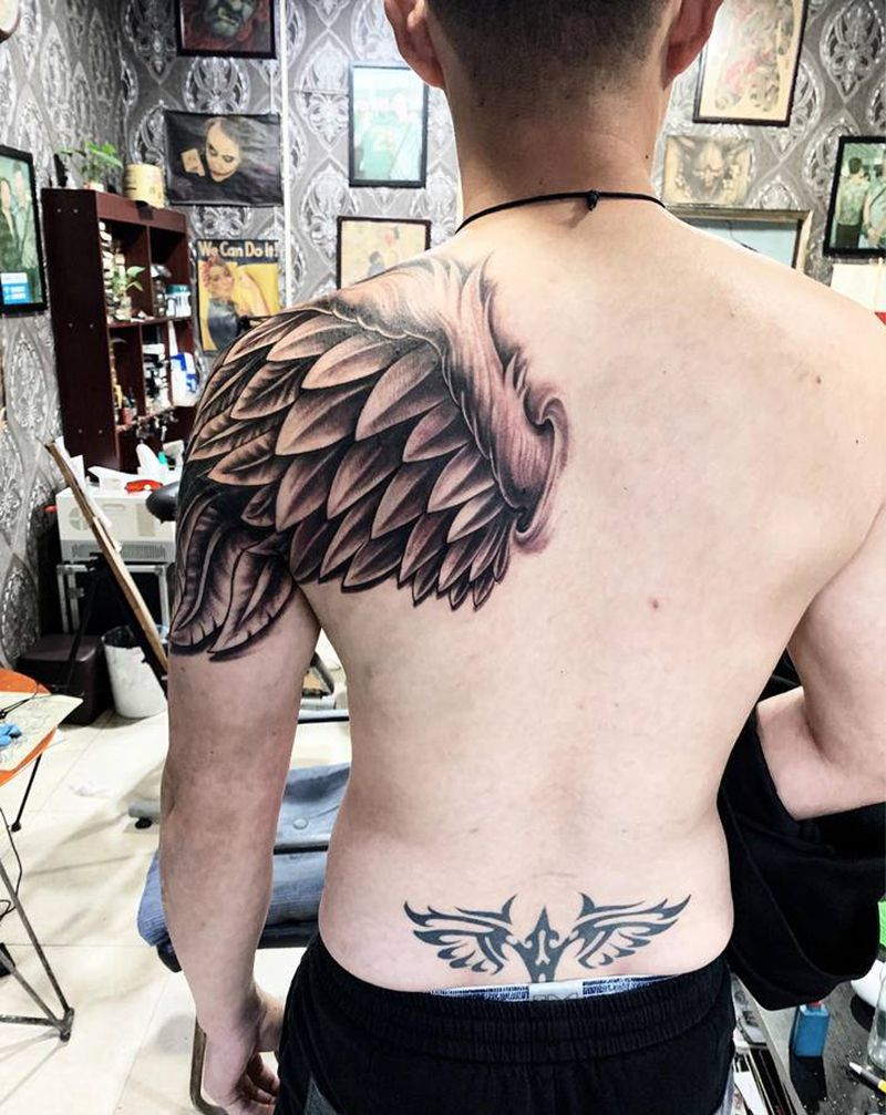 翅膀纹身图片_肩部背部新传统纹身图案