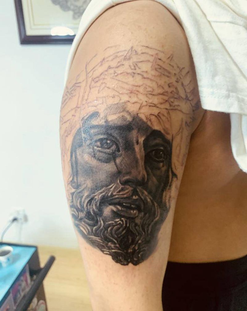 耶稣纹身图片_手臂欧美写实纹身图案