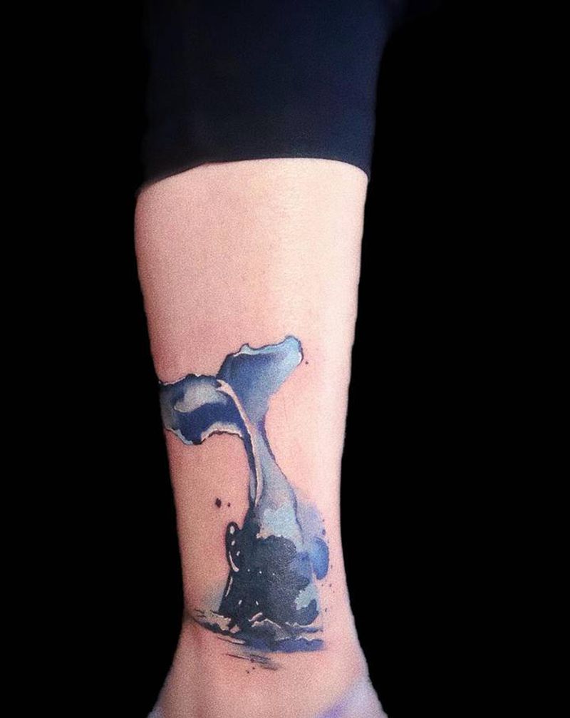 水墨鲸鱼纹身图片_腿部水彩水墨鲸鱼纹身图案