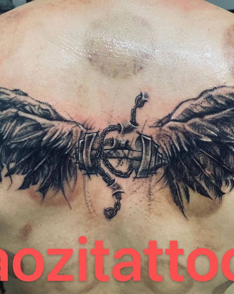 翅膀纹身图片_背部纹身图案