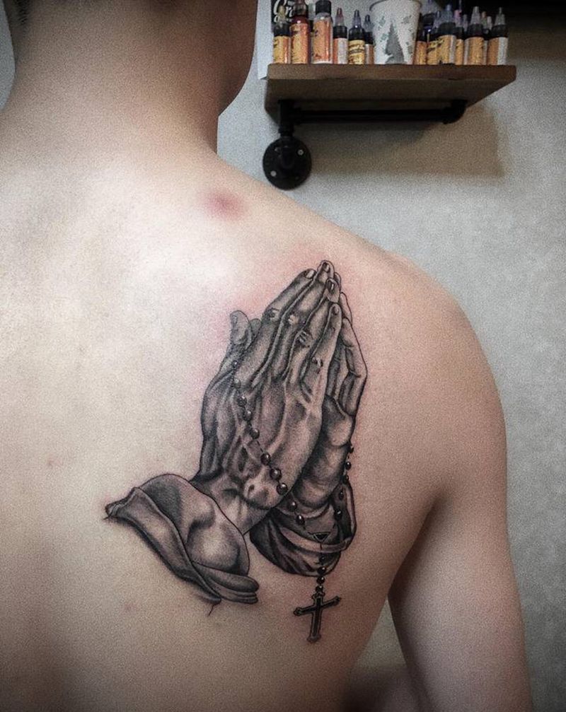 祈祷之手纹身图片_背部欧美写实祈祷之手写实上帝纹身图案