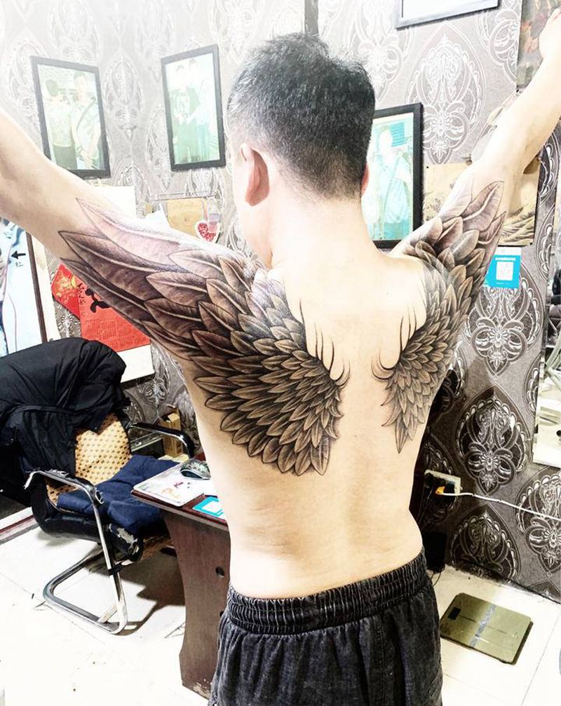 翅膀纹身图片_背部老传统新传统纹身图案
