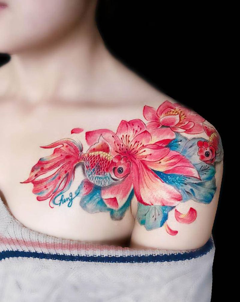 莲花金鱼 女生前胸肩膀纹身纹身图片_胸部肩部水彩新传统纹身图案