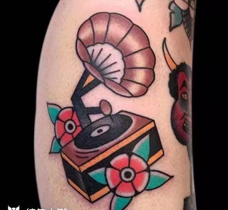 播放器纹身图片_腿部纹身图案