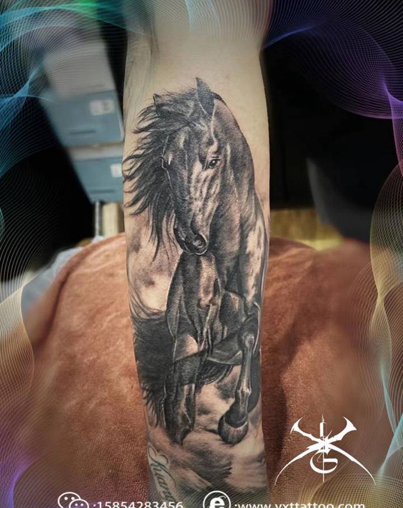 骏纹身图片_手臂欧美写实纹身图案
