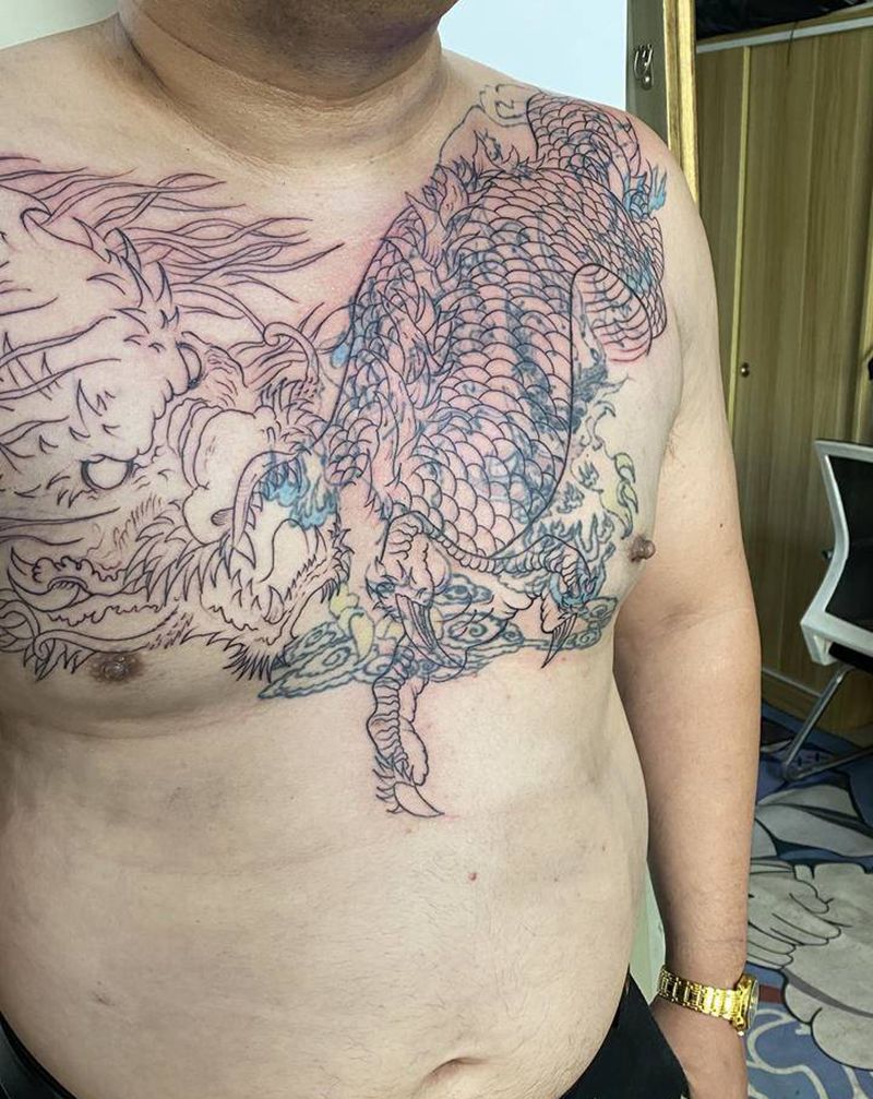 烈焰龙遮盖老纹身纹身图片_胸部纹身图案