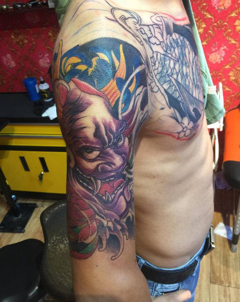 般诺鲤鱼半甲遮盖纹身图片_肩部胸部纹身图案