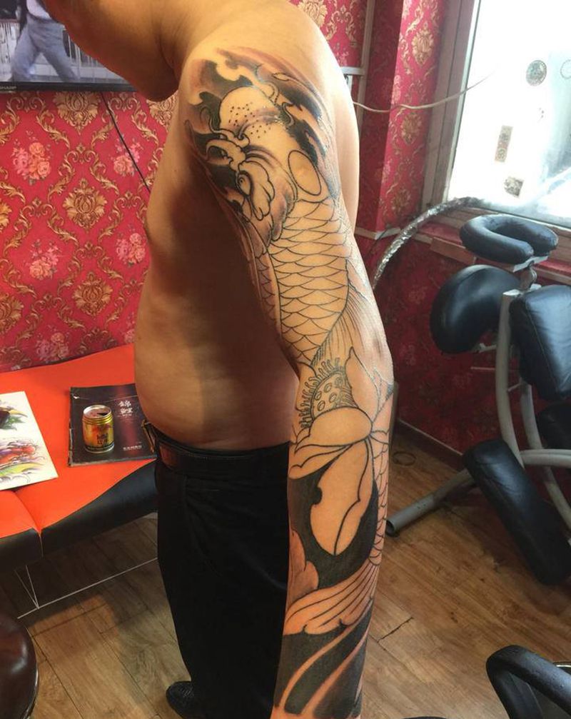 花臂鲤鱼未完纹身图片_手臂纹身图案