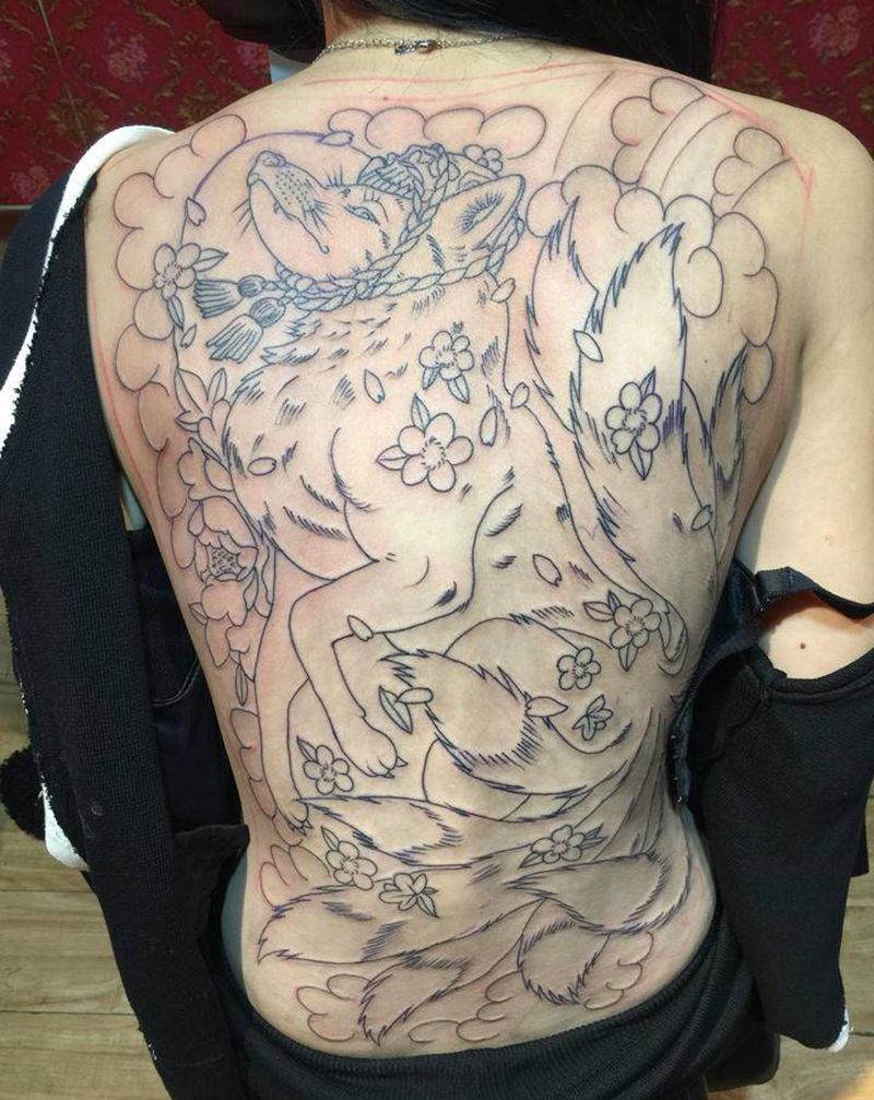 九尾狐未完纹身图片_背部新传统纹身图案