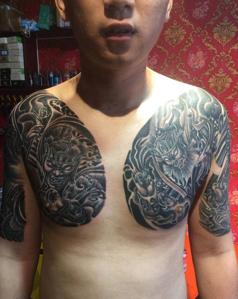 四大天王半甲纹身图片_胸部肩部新传统纹身图案