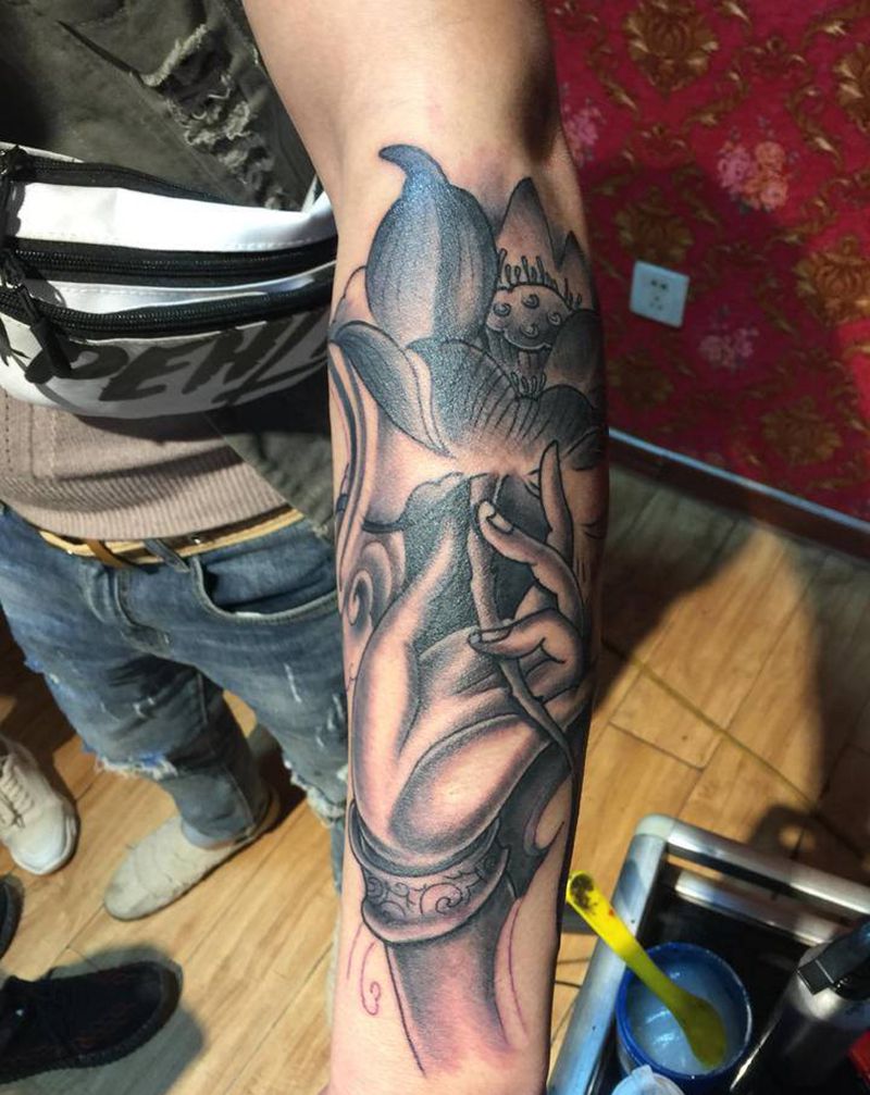 荷花佛手纹身图片_手臂新传统纹身图案