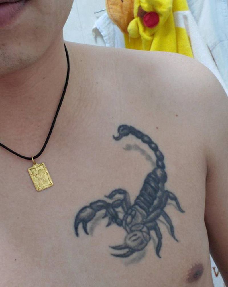 遮盖那一年的流行纹身图片_肩部胸部老传统纹身图案