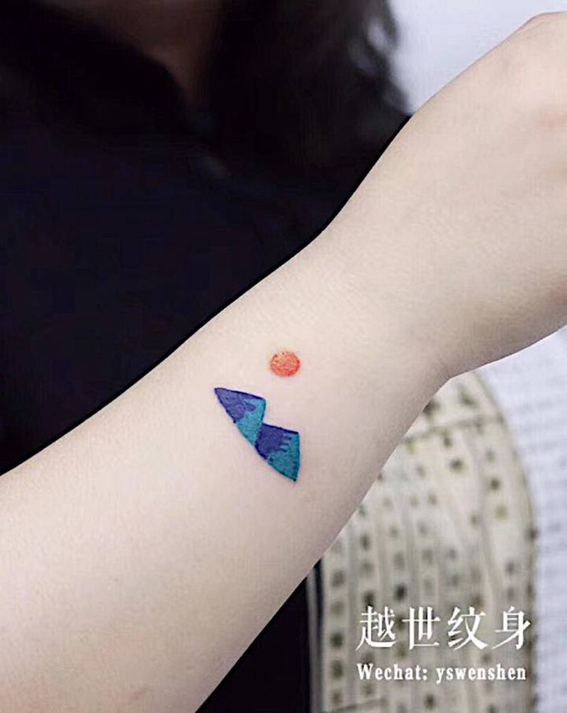 山纹身图片_手臂水彩纹身图案