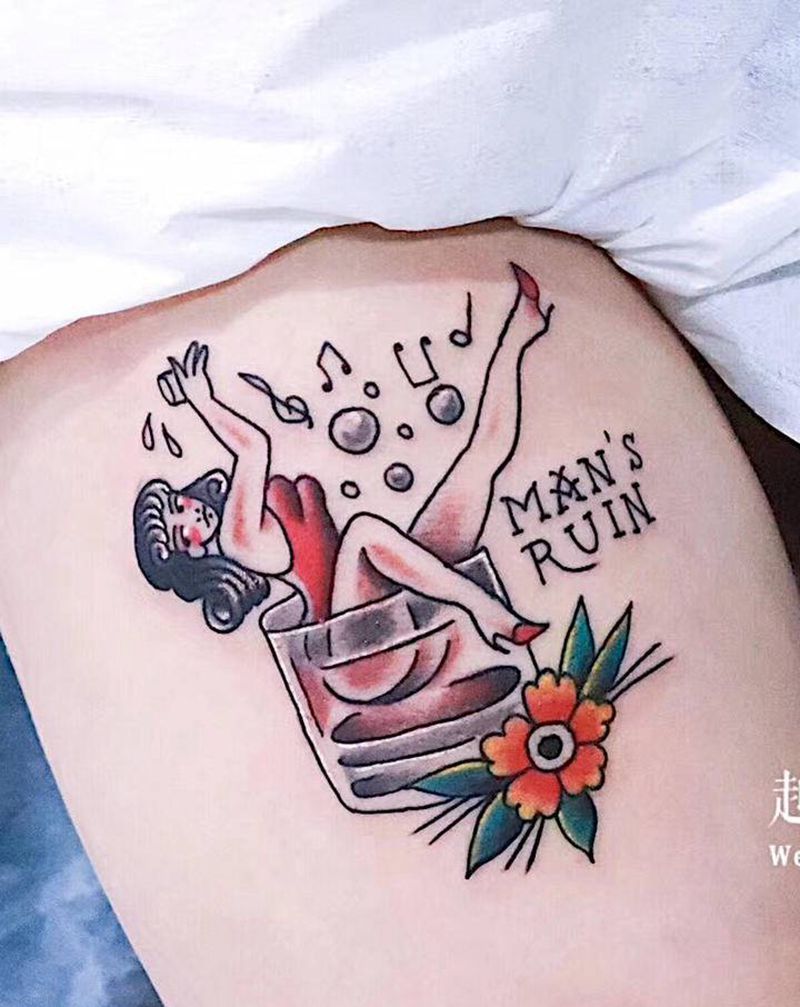 美女与酒纹身图片_腿部New School纹身图案