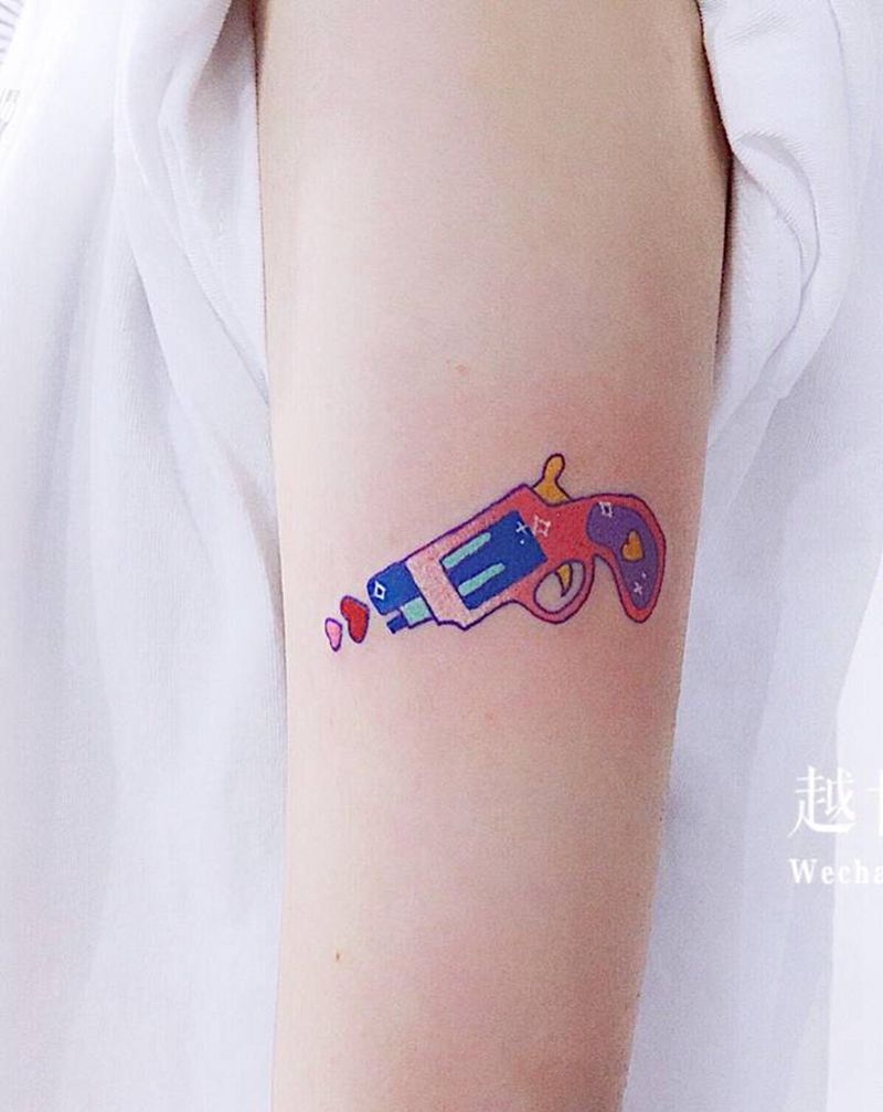 手枪纹身图片_手臂水彩纹身图案
